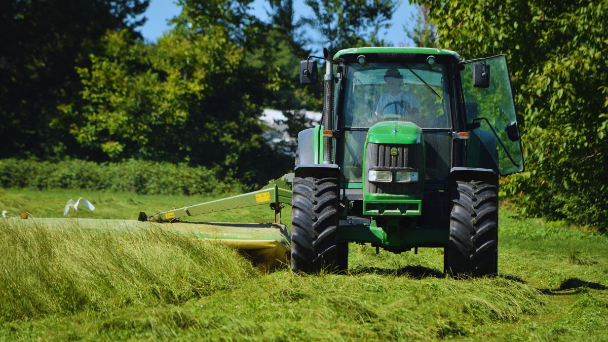 Macchinario agricolo innovativo in campo coltivato